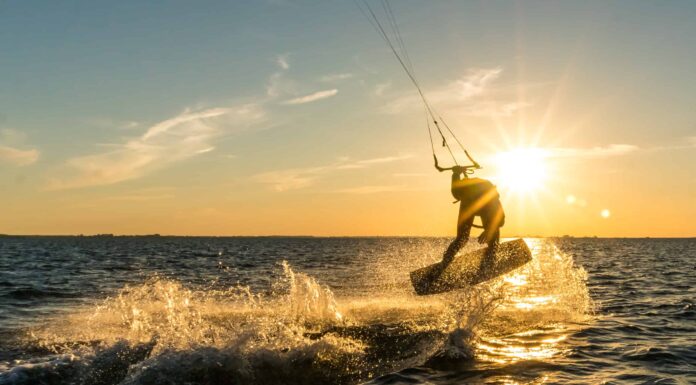 Guarda questo kitesurfer che si lancia ad altezze impossibili da una singola onda
