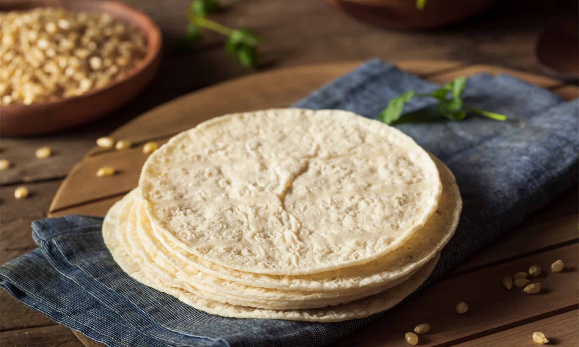 Il tuo cane può mangiare tortillas in modo sicuro?  (Mais, Grano, Farina)