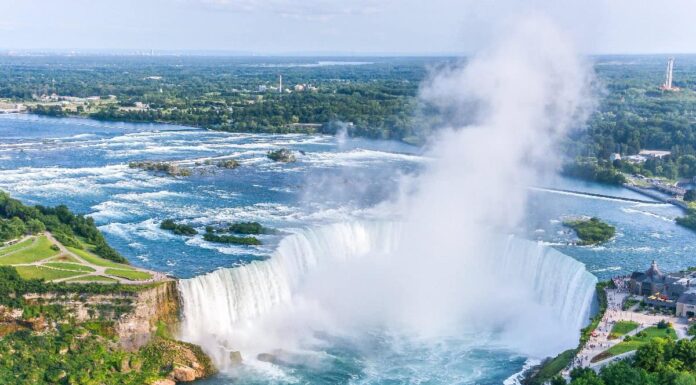 Quanto sono larghe le cascate del Niagara e come si confrontano con altre cascate?
