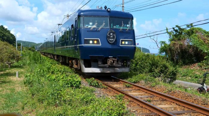 Ammira il treno notturno privato di prima classe all'interno del Giappone
