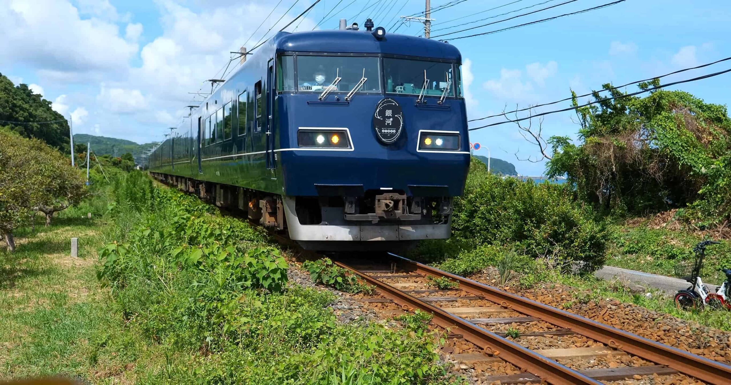 Ammira il treno notturno privato di prima classe all'interno del Giappone