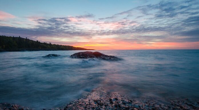 Guarda un potente Storm Pound Lake Superior e i Grandi Laghi
