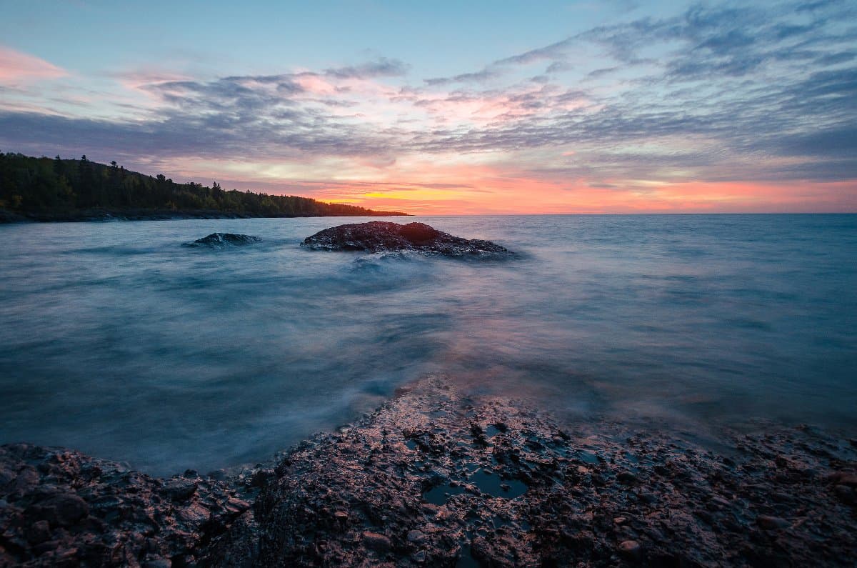 Guarda un potente Storm Pound Lake Superior e i Grandi Laghi