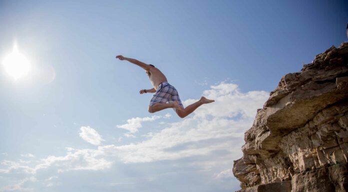 L'uomo scozzese salta da una scogliera di 150 piedi e atterra direttamente su un uccello
