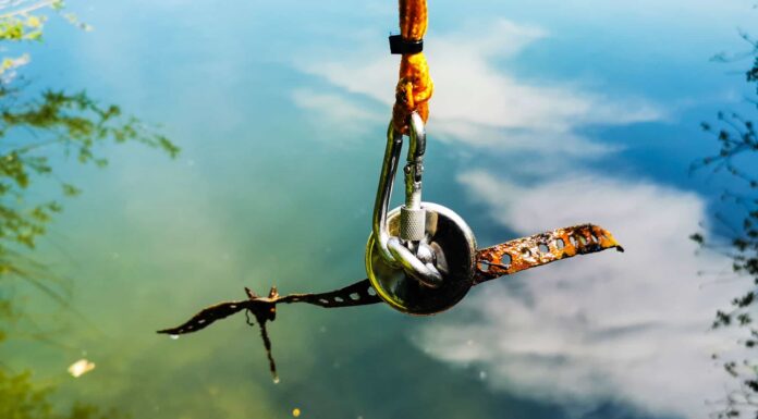 Pescatore va a pescare con la calamita vicino a una base militare e trova ogni sorta di assurdità
