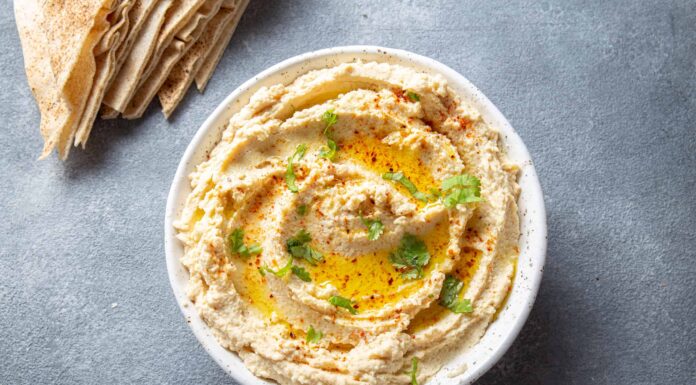  I cani possono mangiare Hummus in modo sicuro?  E se fosse aromatizzato?
