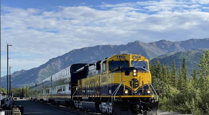 Guarda questo ragazzo guidare il treno più settentrionale del Nord America attraverso l'Alaska
