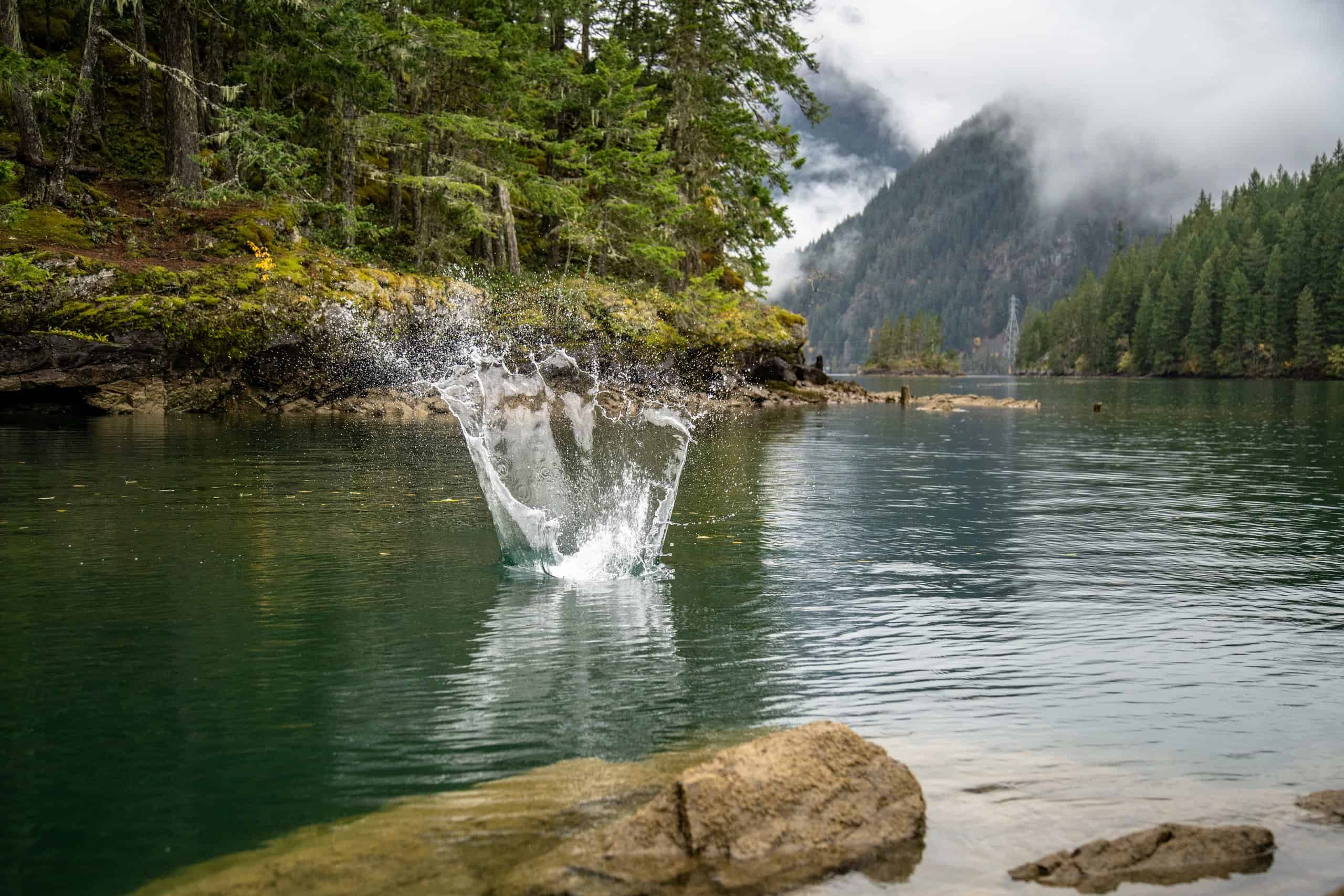 L'acqua esplode con... qualcosa... non appena questo tizio getta dentro l'acqua