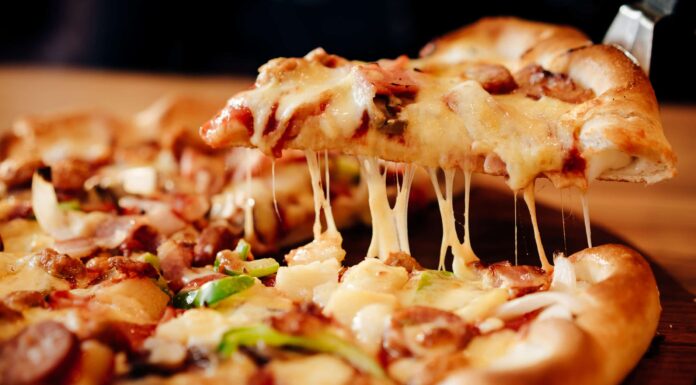 La pizza è sicura o pericolosa da mangiare per i cani?
