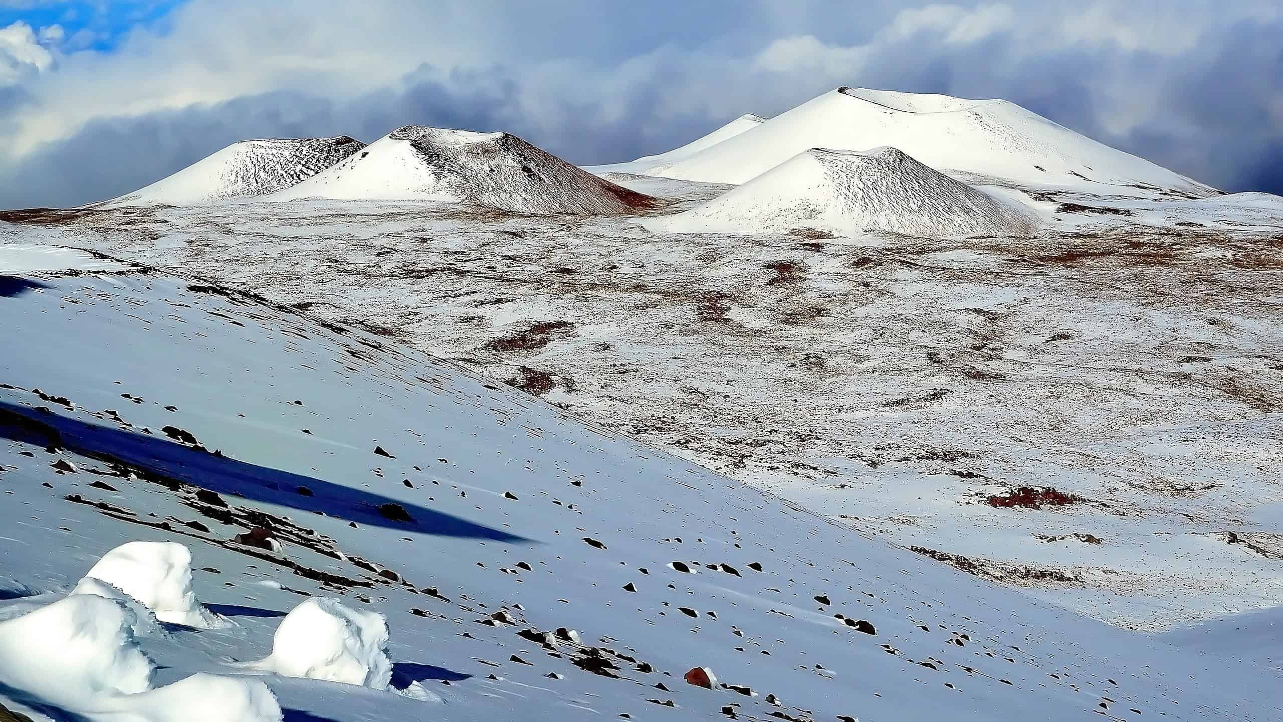 Dimentica lo snorkeling, prova a sciare giù da questa enorme montagna alle Hawaii