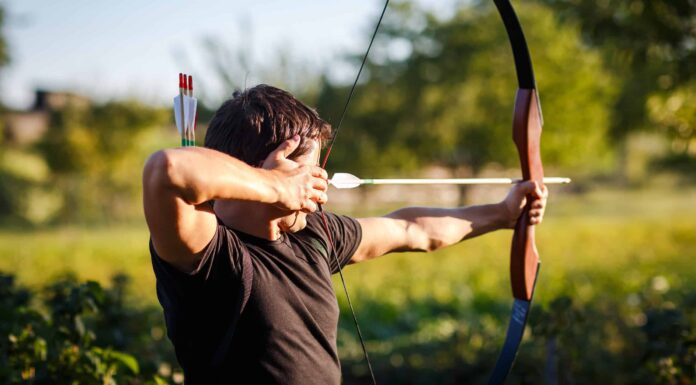 Guarda questo "Occhio di falco nella vita reale" inchiodare due serpenti a sonagli con una sola freccia
