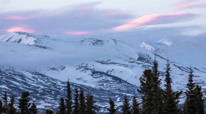 Il tunnel più lungo dell'Alaska passa dritto attraverso una maestosa montagna innevata
