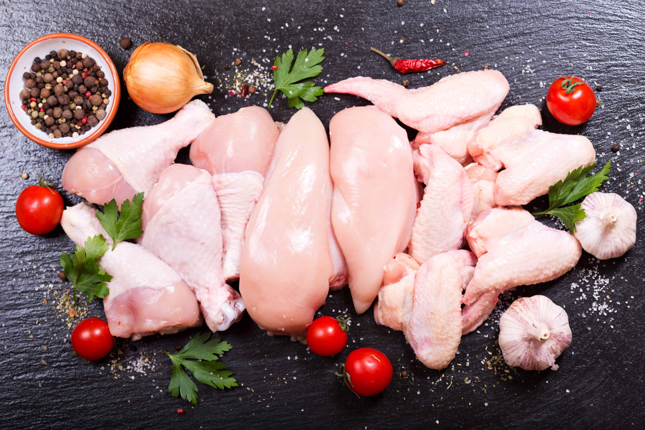 I cani possono mangiare il pollo crudo in modo sicuro?  Quali sono i rischi