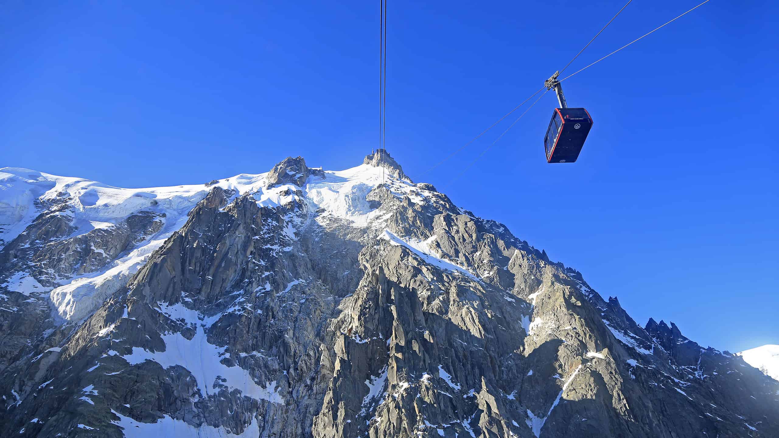Scopri l'impianto di risalita più alto del mondo che trasporta passeggeri per oltre 2 miglia nel cielo