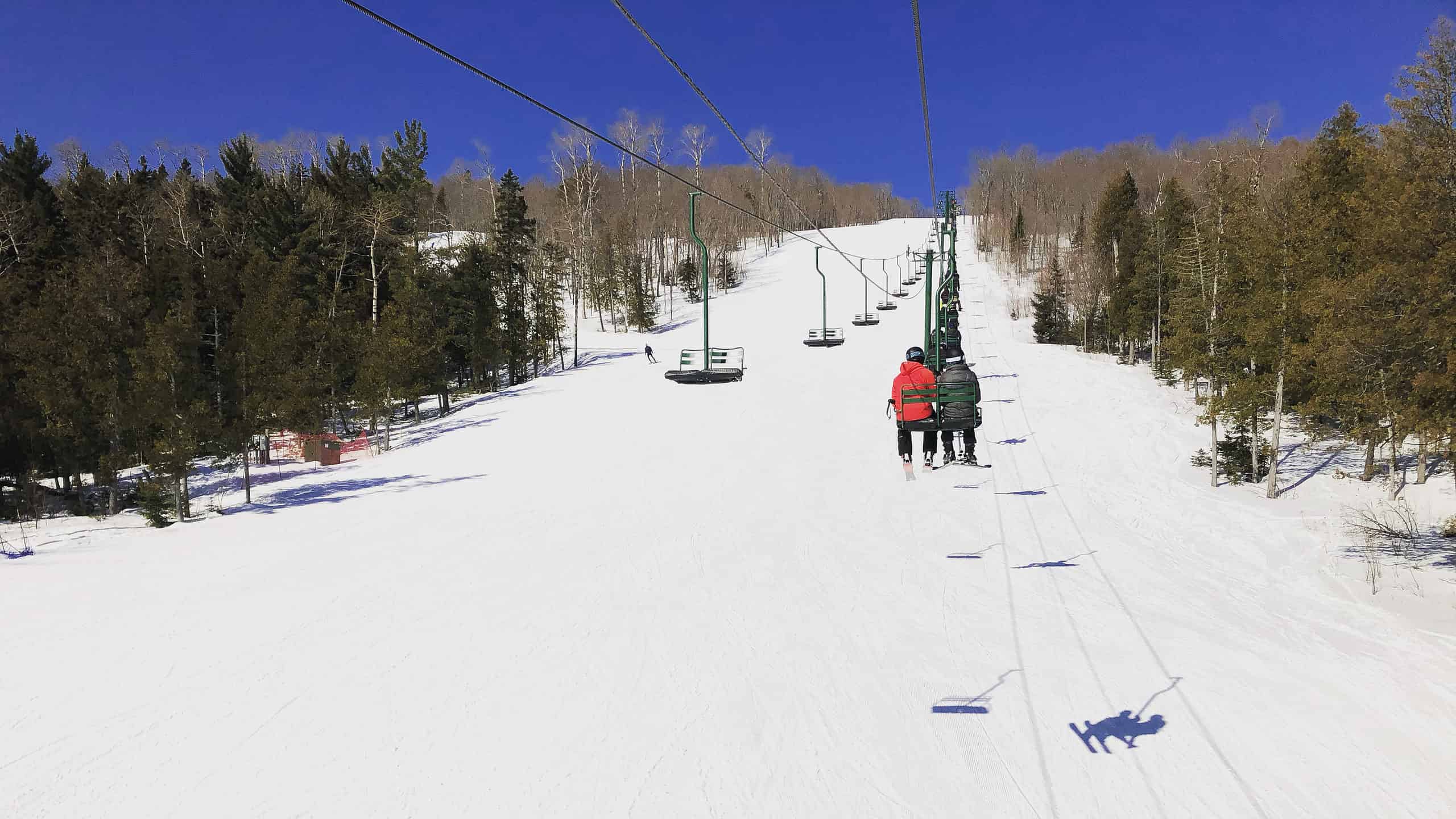 Miglior sci in Massachusetts: guida per le migliori montagne e date per le migliori condizioni di neve