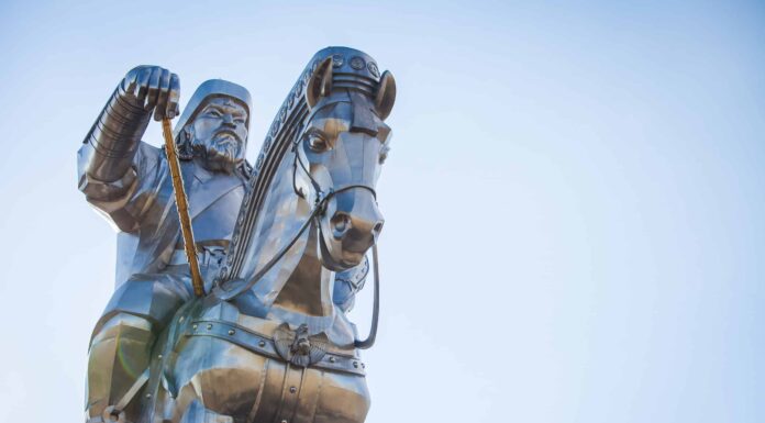 Ammira la statua equestre più grande del mondo: una mostruosità di 130 piedi
