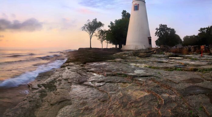 Il faro più alto del lago Erie è un gigantesco colosso di 50 piedi
