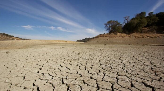 Una spettacolare vista a sud del bacino idrico di Stevens Creek in California durante una siccità