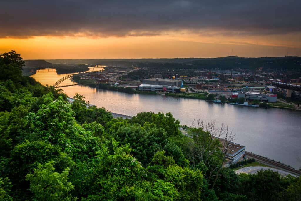 Vista al tramonto sul fiume Ohio a Pittsburgh, in Pennsylvania.