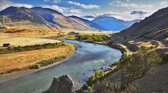 Il bel fiume Missouri scorre dolcemente tra pittoresche colline