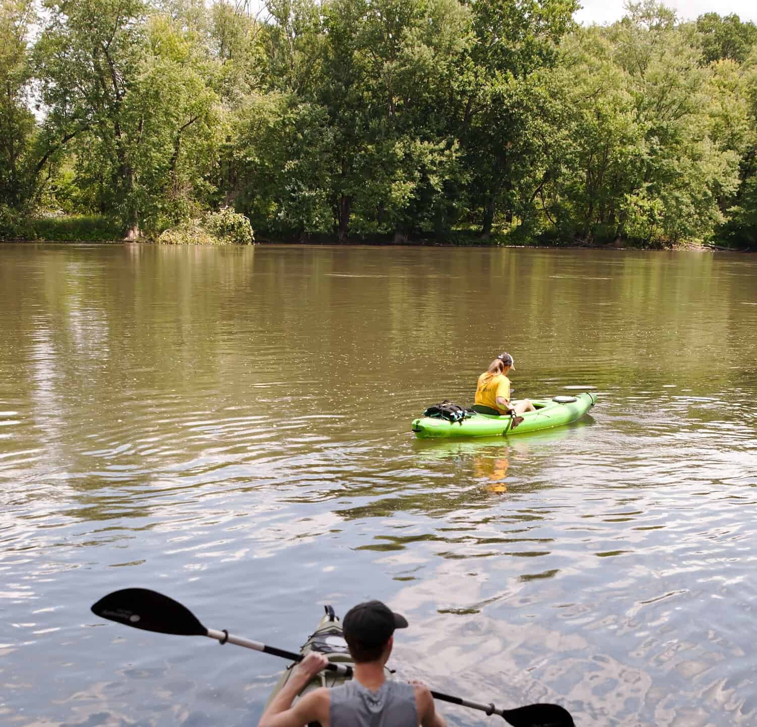 Un uomo e una donna in kayak che entrano nel fiume Allegheny nella contea di Warren in Pennsylvania, USA, in un giorno d'estate