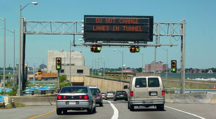 Hampton Roads Bridge-Tunnel che entra nel tunnel in direzione ovest