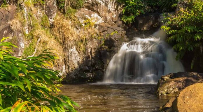 Una lunga esposizione di Waipo'o cade nel Koke'e State Park a Kauai