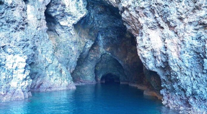 La bella e colorata grotta dipinta a Santa Cruz Island, Isole del Canale.