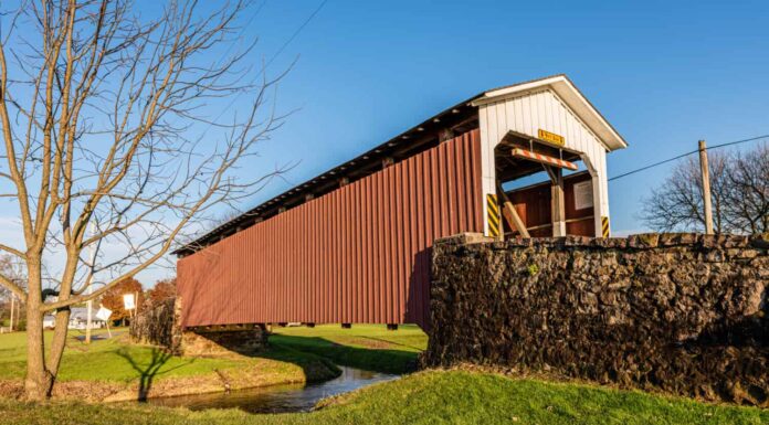 Ponte coperto di Weaver's Mill nella contea di Lancaster, Pennsylvania