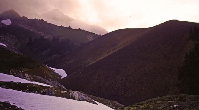 Cono di scorie bianco mandrino nel tardo pomeriggio