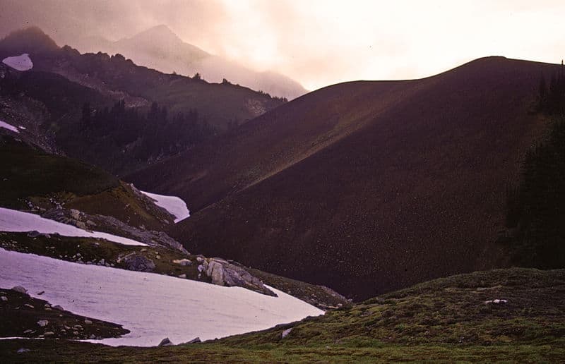 Cono di scorie bianco mandrino nel tardo pomeriggio