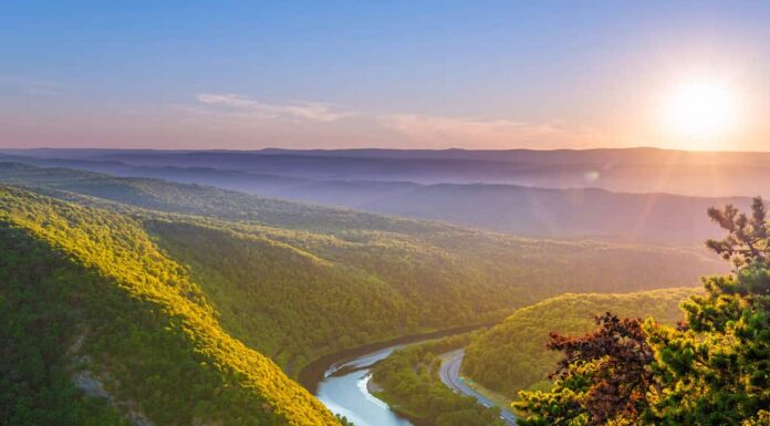 Delaware Water Gap Recreation Area vista al tramonto dal Monte Tammany situato nel New Jersey