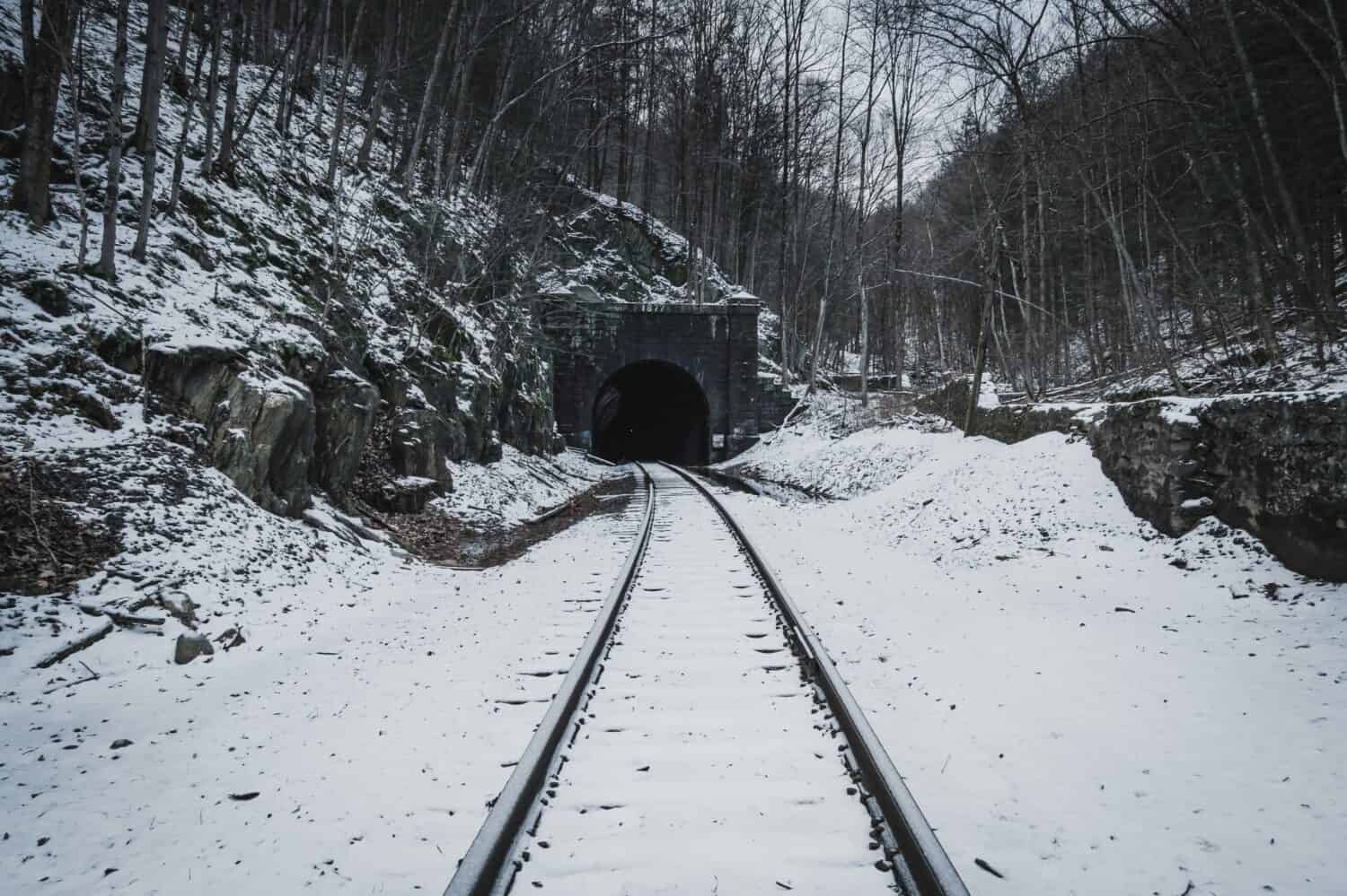 Il portale est dell'Hoosac Tunnel, uno dei luoghi più infestati d'America