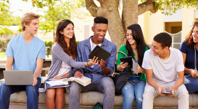 Studenti delle scuole superiori che collaborano al progetto nel campus