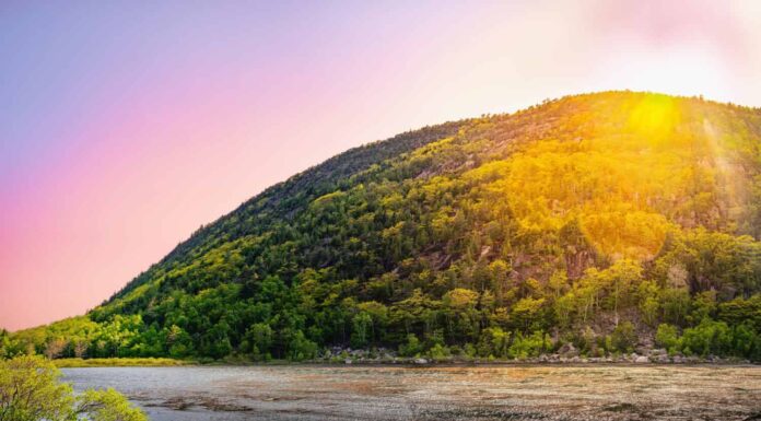 Tramonto a Mount Desert Island su Hamilton Pond nella contea di Hancock, Maine, Stati Uniti, primavera Bar Harbor deserto sentiero escursionistico paesaggio dopo la pioggia 