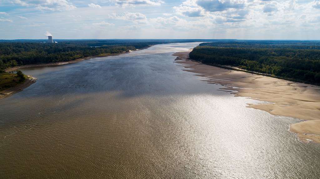 Vista drone del fiume Mississippi che scorre oltre la stazione nucleare del Grand Gulf