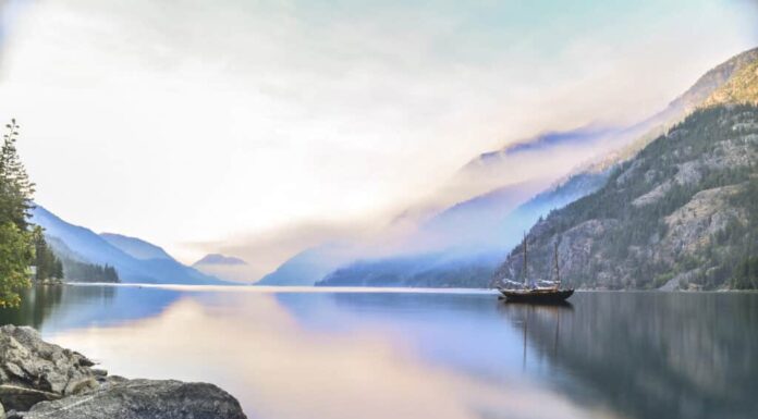 Il lago più limpido nello stato di Washington è come guardare attraverso il vetro
