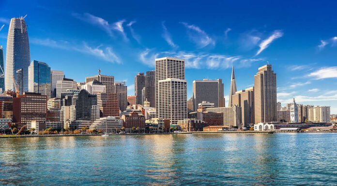 San Francisco del centro e area della baia il giorno pieno di sole