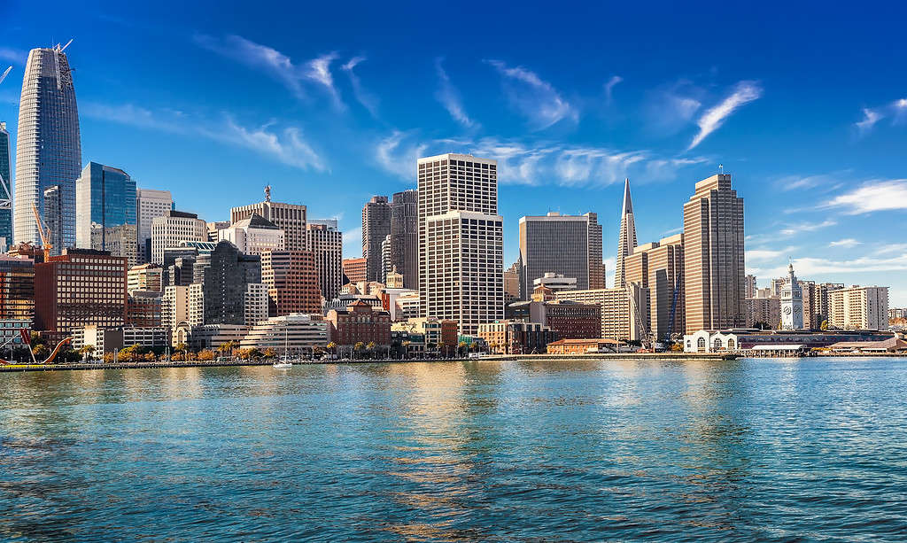 San Francisco del centro e area della baia il giorno pieno di sole