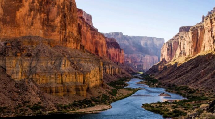 Guarda come la pioggia battente crea cascate che cadono in tutto il Grand Canyon
