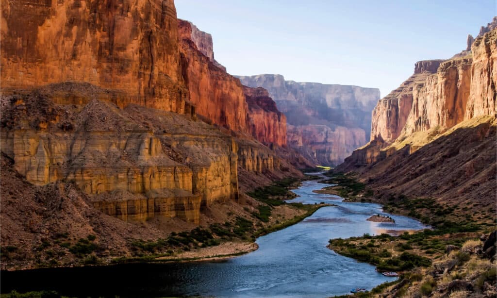 Guarda come la pioggia battente crea cascate che cadono in tutto il Grand Canyon