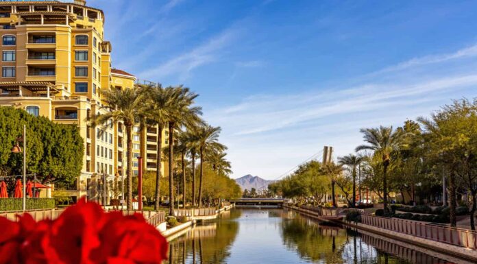Scena del canale di lungomare di Scottsdale Arizona