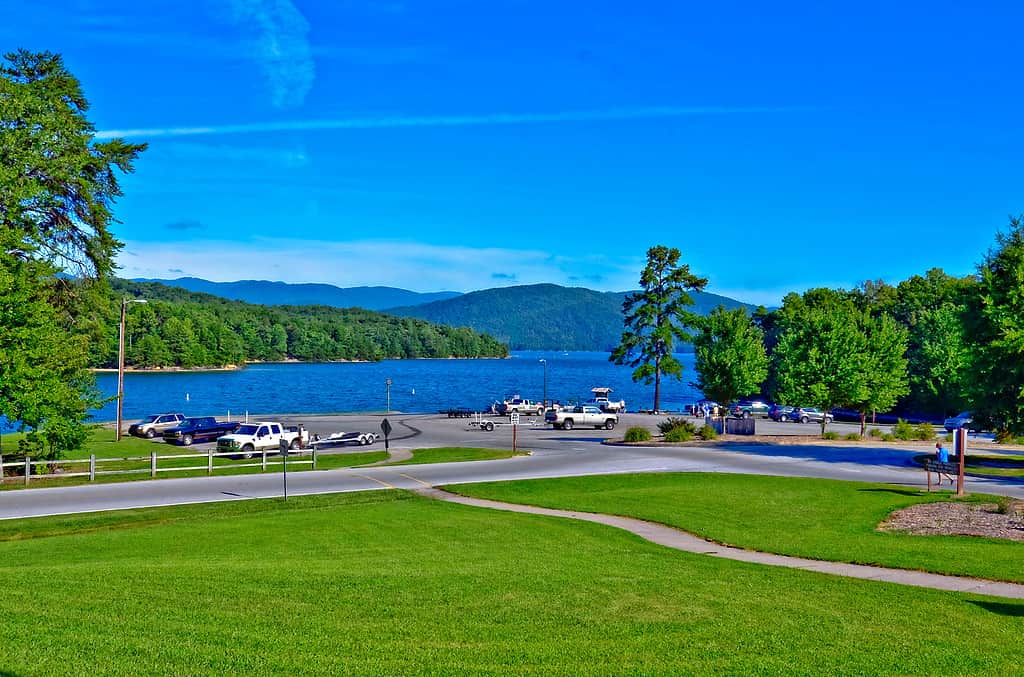 Una foto del lago Jocassee nella Carolina del Sud, circondato da montagne e fogliame.