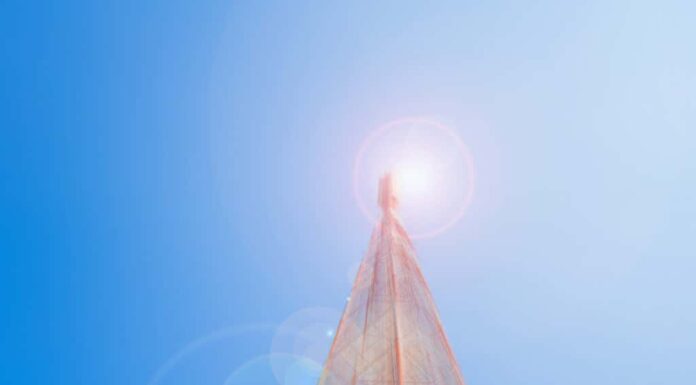 La struttura più alta della Carolina del Nord è una torre televisiva alta 2000 piedi.