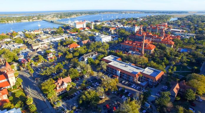 Sant'Agostino, Florida.  Vista aerea al tramonto.