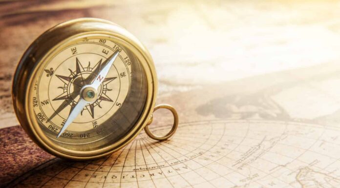 Vecchia bussola sulla mappa vintage.  Retrò stantio.