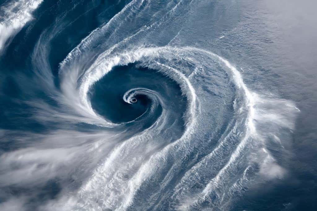 Uragano dallo spazio.  Vista satellitare.  Super tifone sull'oceano.  L'occhio del ciclone.  Vista dallo spazio.  Alcuni elementi di questa immagine forniti dalla NASA