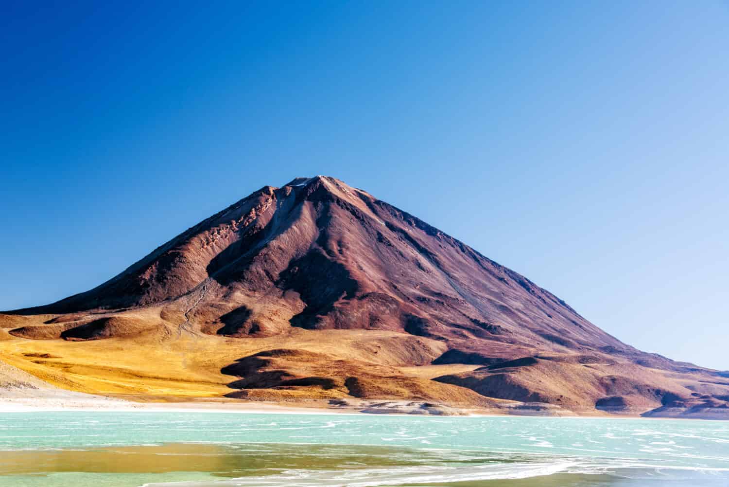 Vista del vulcano Licancabur e della Laguna Verde verde smeraldo al confine tra Cile e Bolivia