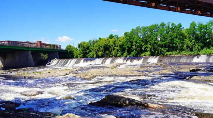 Fiume Kennebec e cascate nel Maine.