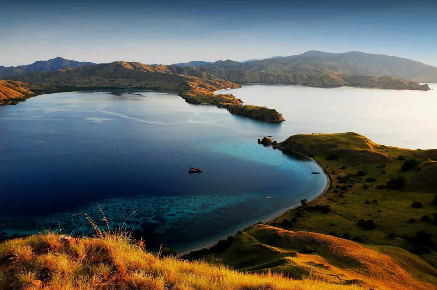 Isola di Komodo nel tramonto dell'indonesia